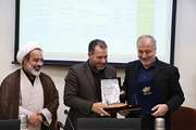 لوح تقدیر دبیر ستاد ملی جمعیت، توسط دکتر بانکی پور به رئیس دانشگاه اصفهان تقدیم شد 